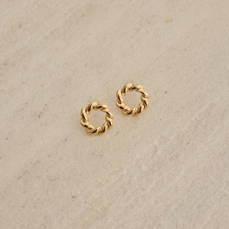 Brinco círculo vazado torcido 13mm
