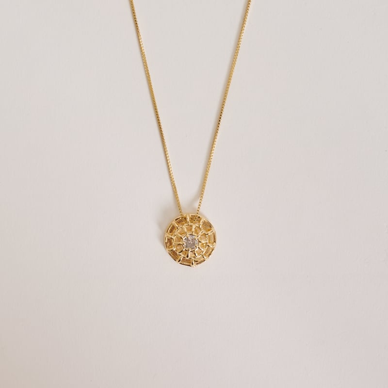 Colar pingente medalha vazada com zircônia 17mm 45cm com alongadora