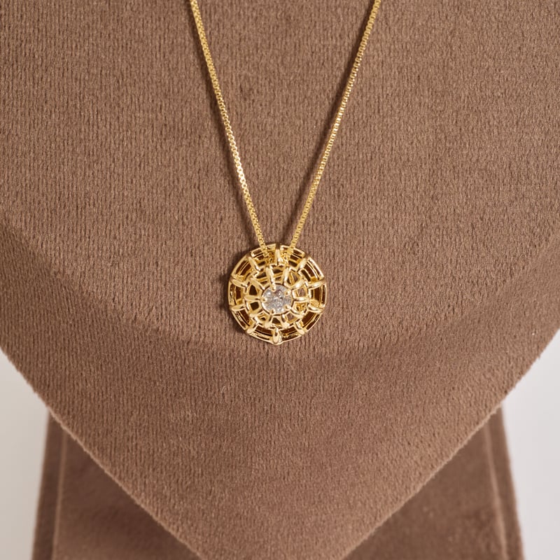 Colar pingente medalha vazada com zircônia 17mm 45cm com alongadora