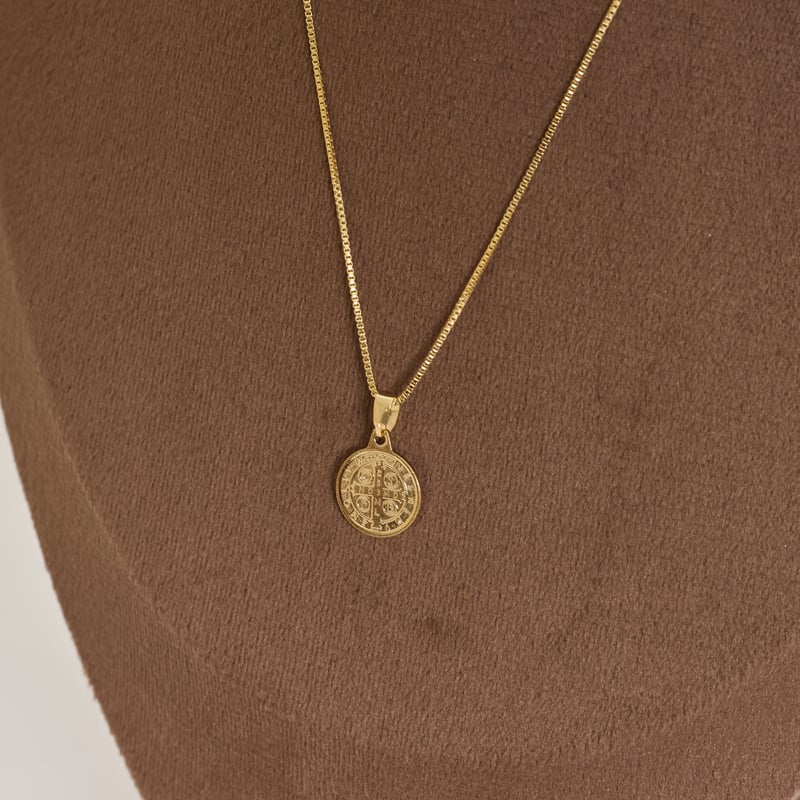 Colar pingente medalha redonda São Bento 12mm 40cm com alongadora