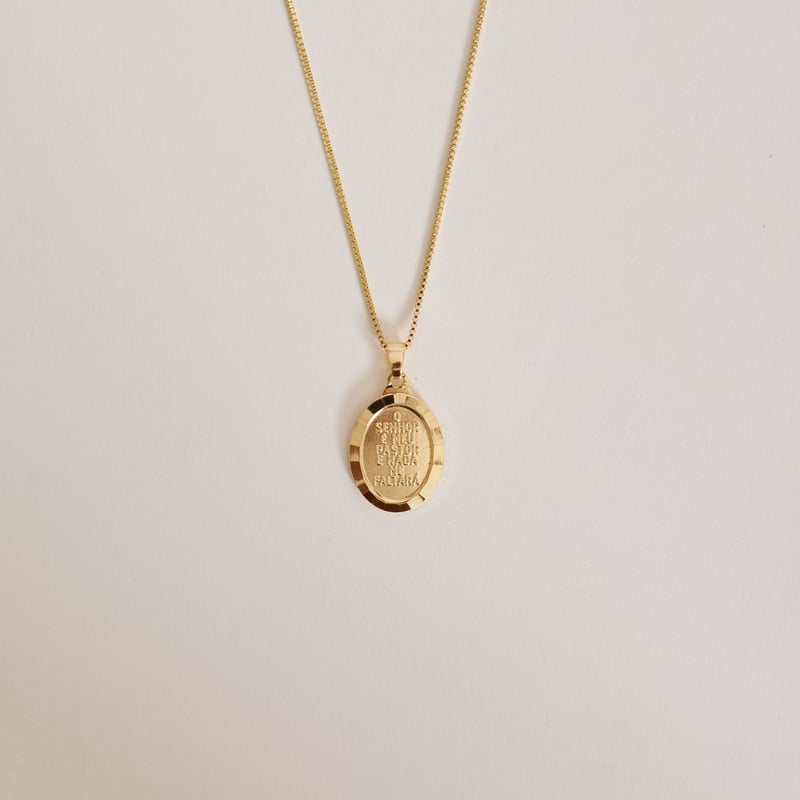 Colar pingente medalha oval Salmo 23:1 18mm 45cm com alongadora
