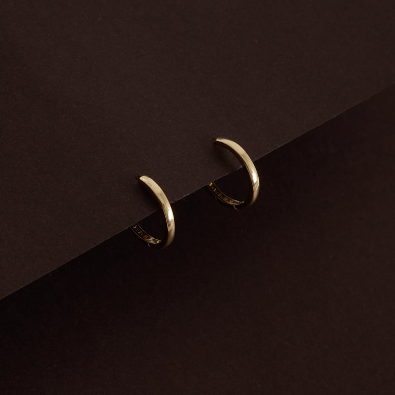 Argola click 17mm detalhe bolinhas vazadas