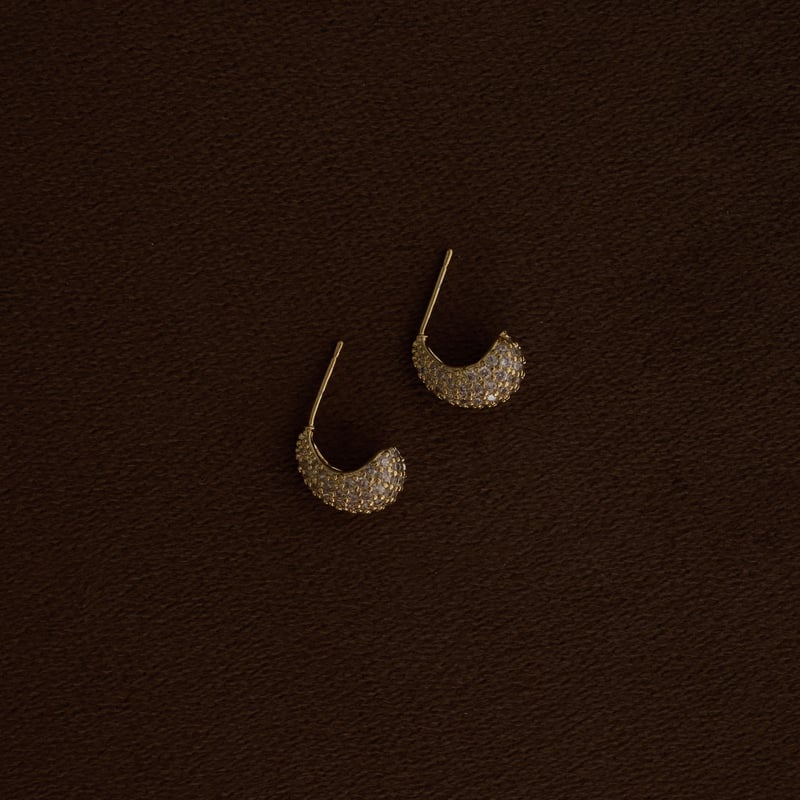Brinco gota curvada cravejada 14mm