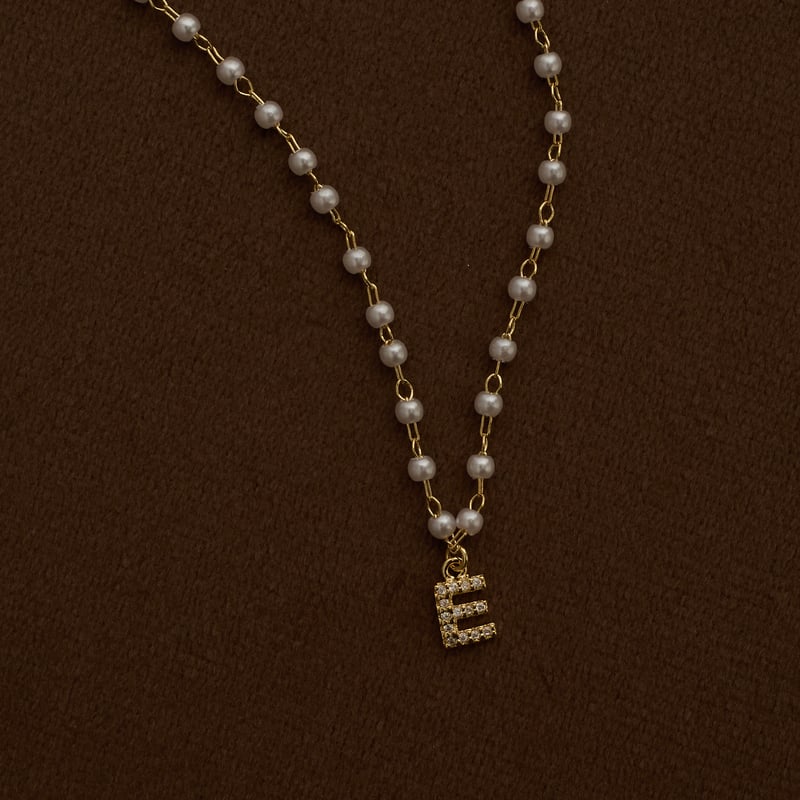 Colar entremeios pérolas pingente letra E cravejada 7mm 40cm com alongadora