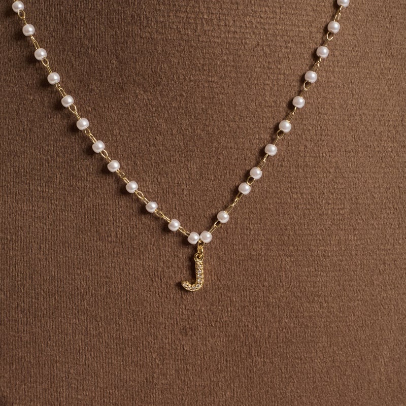 Colar entremeios pérolas pingente letra J cravejada 7mm 40cm com alongadora