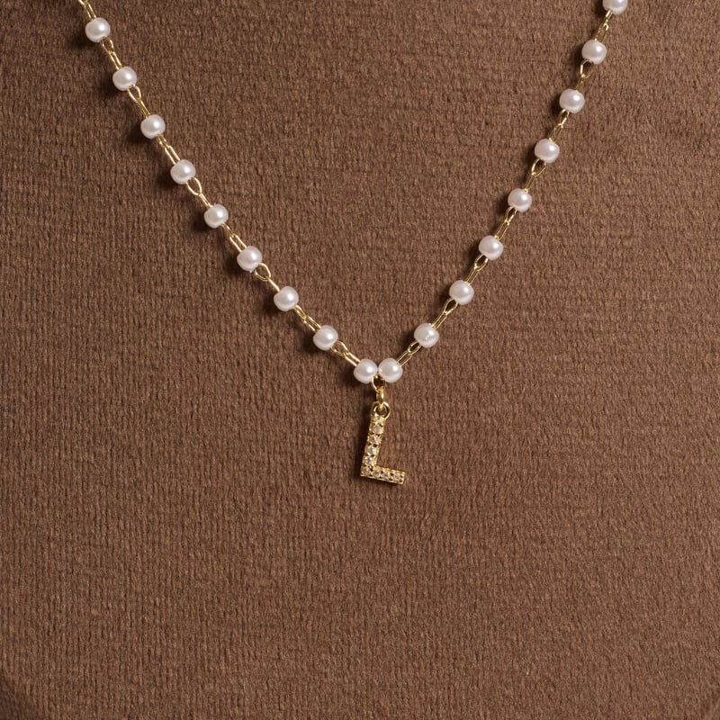 Colar entremeios pérolas pingente letra L cravejada 7mm 40cm com alongadora