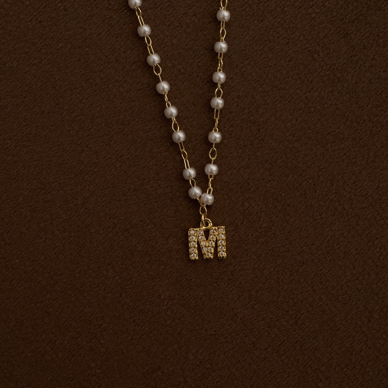 Colar entremeios pérolas pingente letra M cravejada 7mm 40cm com alongadora