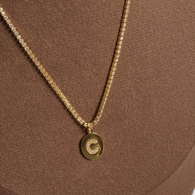 Colar Riviera pingente medalha letra C cravejada 12mm 40cm com alongadora