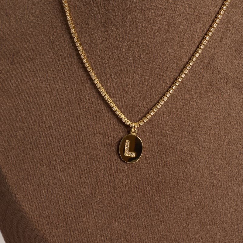 Colar Riviera pingente medalha letra L cravejada 12mm 40cm com alongadora