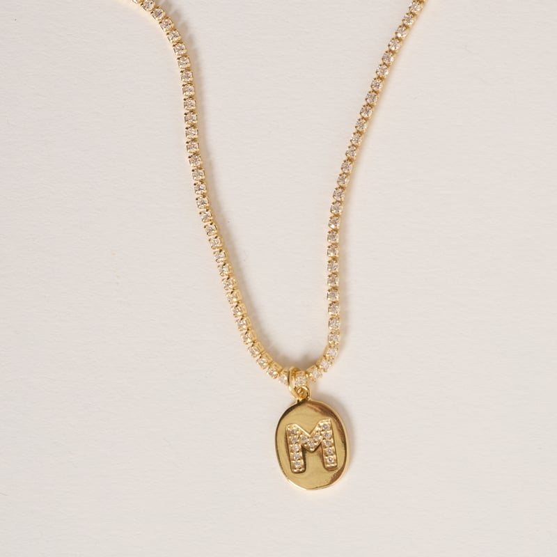 Colar Riviera pingente medalha letra M cravejada 12mm 40cm com alongadora