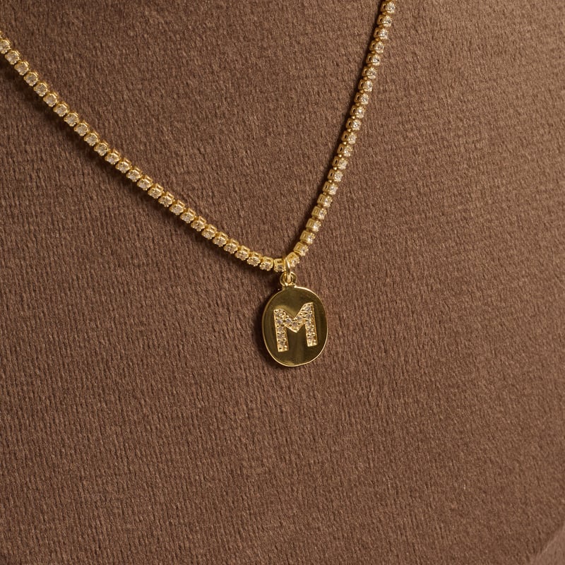Colar Riviera pingente medalha letra M cravejada 12mm 40cm com alongadora