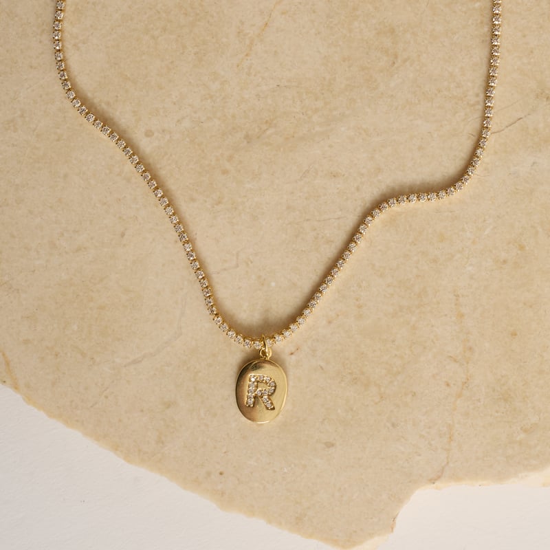Colar Riviera pingente medalha letra R cravejada 12mm 40cm com alongadora