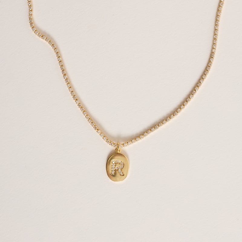 Colar Riviera pingente medalha letra R cravejada 12mm 40cm com alongadora