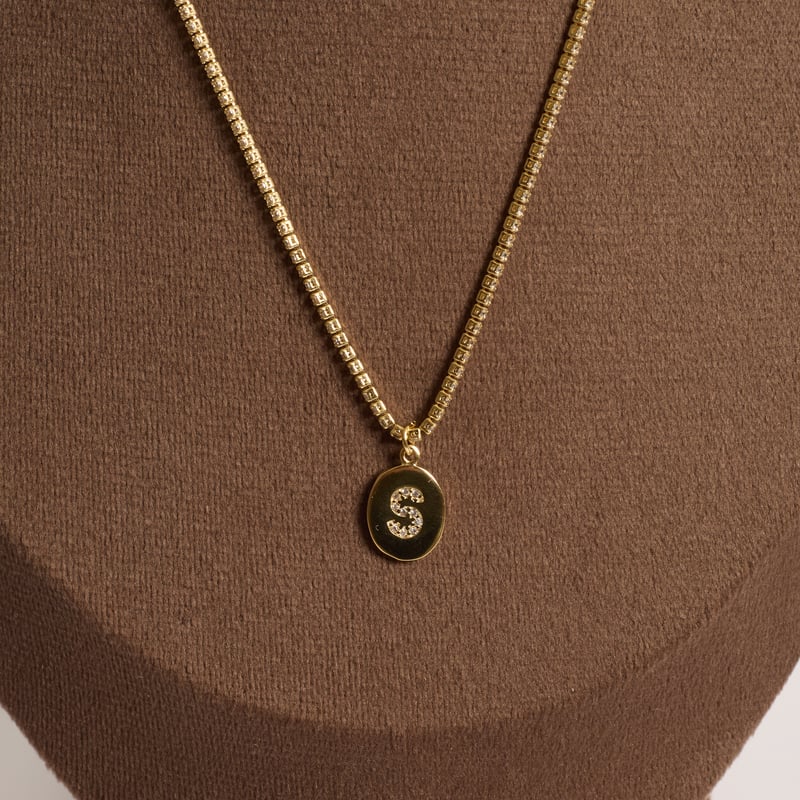 Colar Riviera pingente medalha letra S cravejada 12mm 40cm com alongadora
