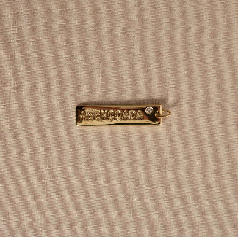 Pingente placa abençoada 29mm detalhe zircônia 