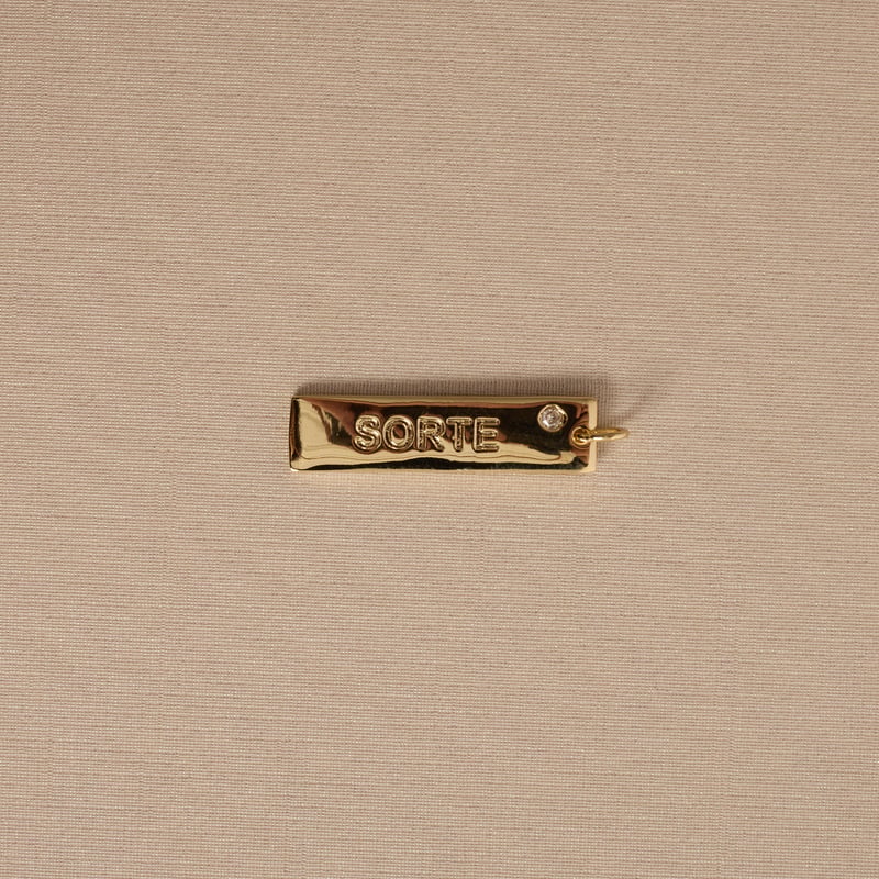 Pingente placa sorte 29mm detalhe zircônia 