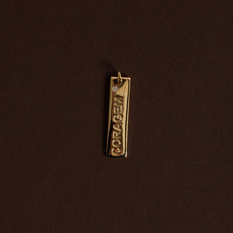 Pingente placa coragem 29mm detalhe zircônia 