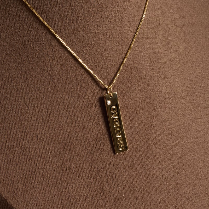 Colar pingente placa gratidão 29mm detalhe zircônia 45cm com alongadora