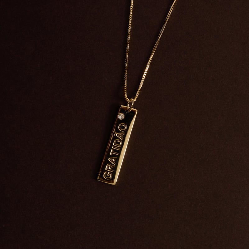Colar pingente placa gratidão 29mm detalhe zircônia 45cm com alongadora