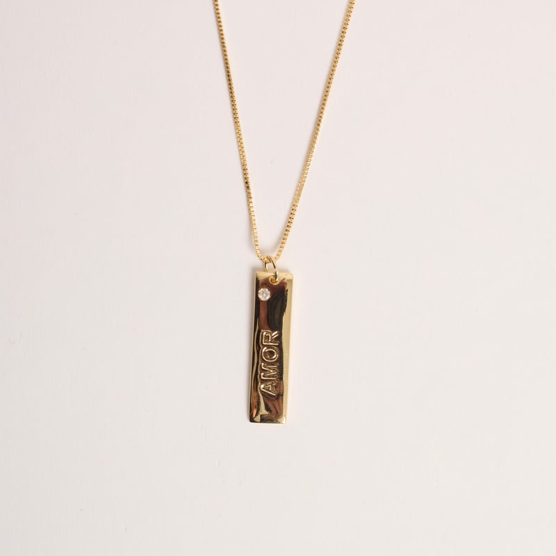 Colar pingente placa amor 29mm detalhe zircônia 45cm com alongadora