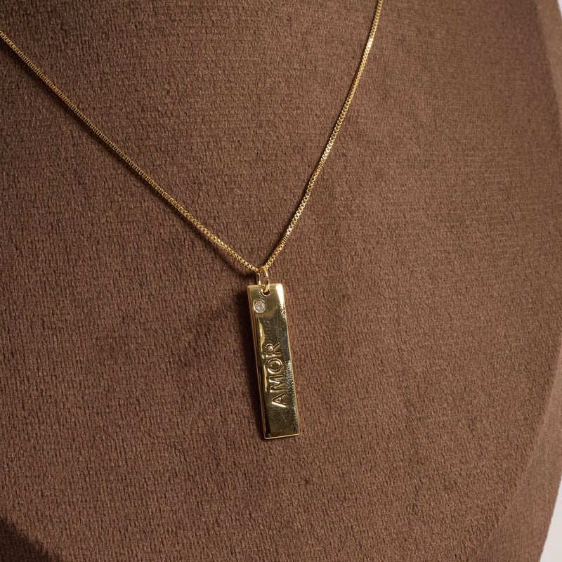 Colar pingente placa amor 29mm detalhe zircônia 45cm com alongadora