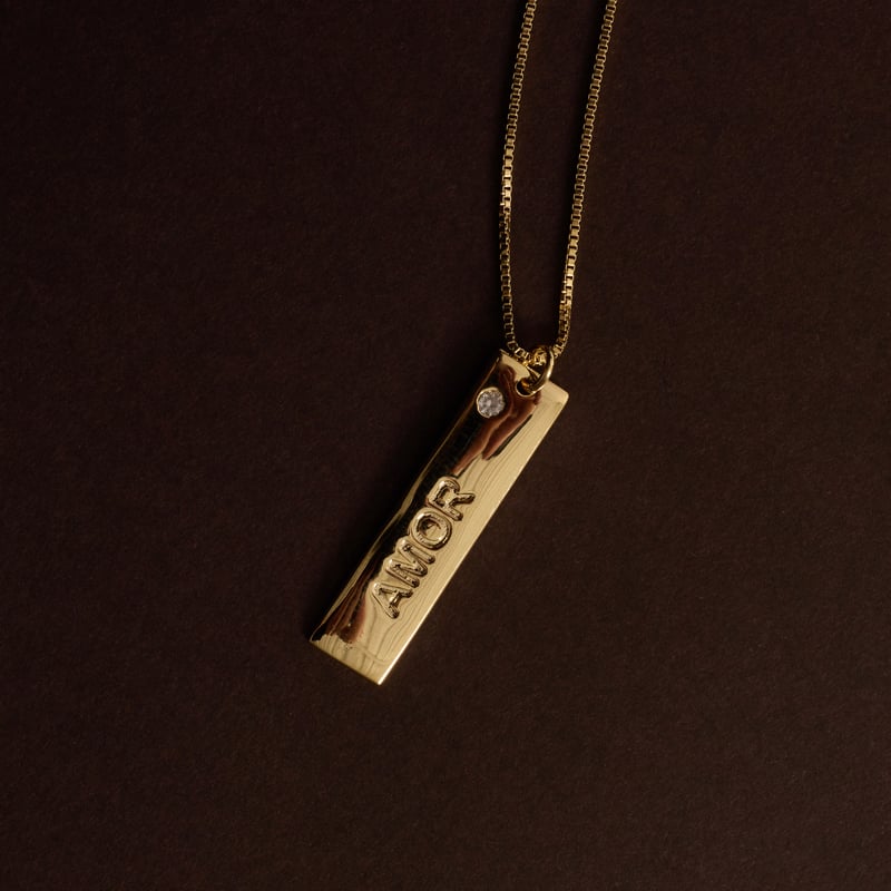Colar pingente placa amor 29mm detalhe zircônia 45cm com alongadora