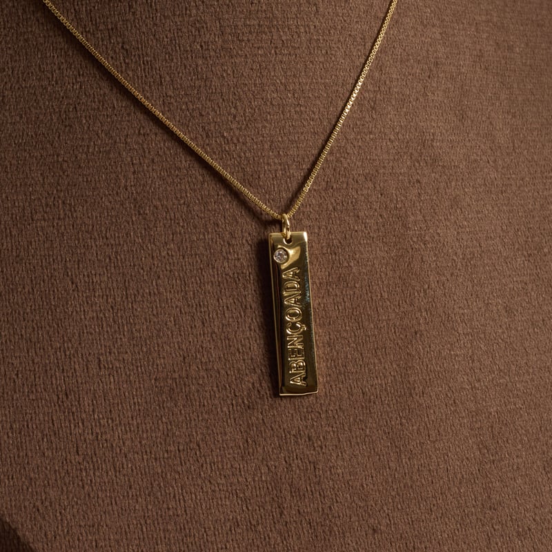 Colar pingente placa abençoada 29mm detalhe zircônia 45cm com alongadora