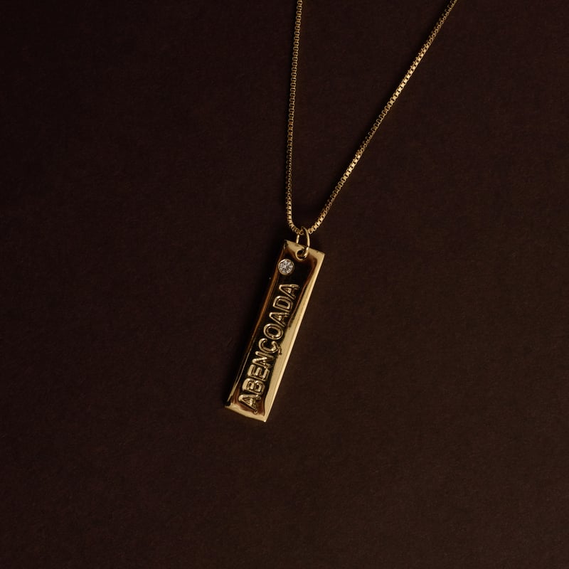 Colar pingente placa abençoada 29mm detalhe zircônia 45cm com alongadora