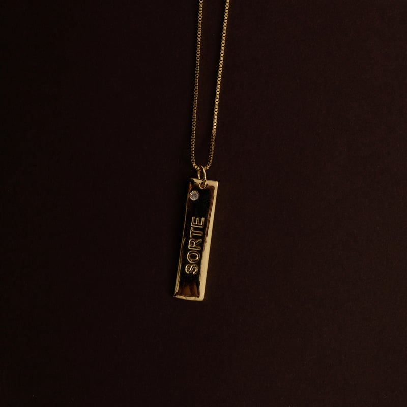Colar pingente placa sorte 29mm detalhe zircônia 45cm com alongadora