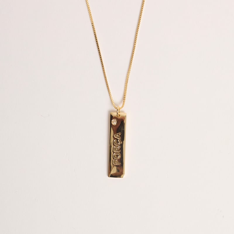 Colar pingente placa força 29mm detalhe zircônia 45cm com alongadora