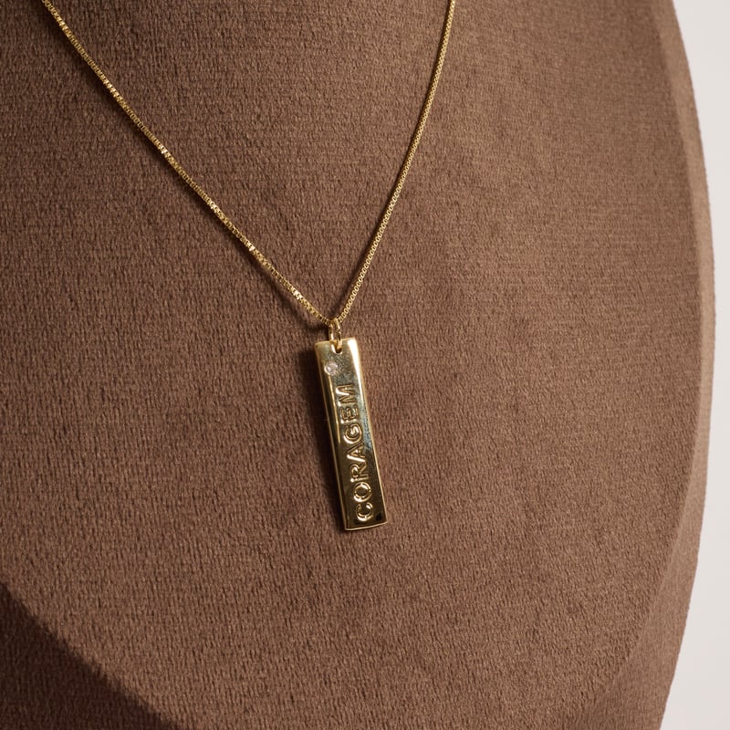 Colar pingente placa coragem 29mm detalhe zircônia 45cm com alongadora