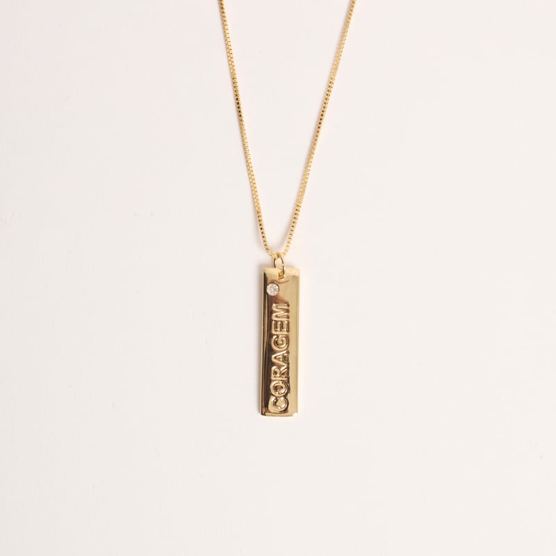 Colar pingente placa coragem 29mm detalhe zircônia 45cm com alongadora