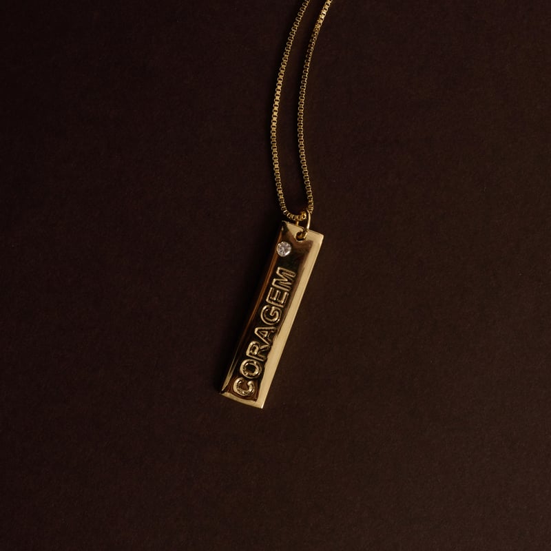 Colar pingente placa coragem 29mm detalhe zircônia 45cm com alongadora