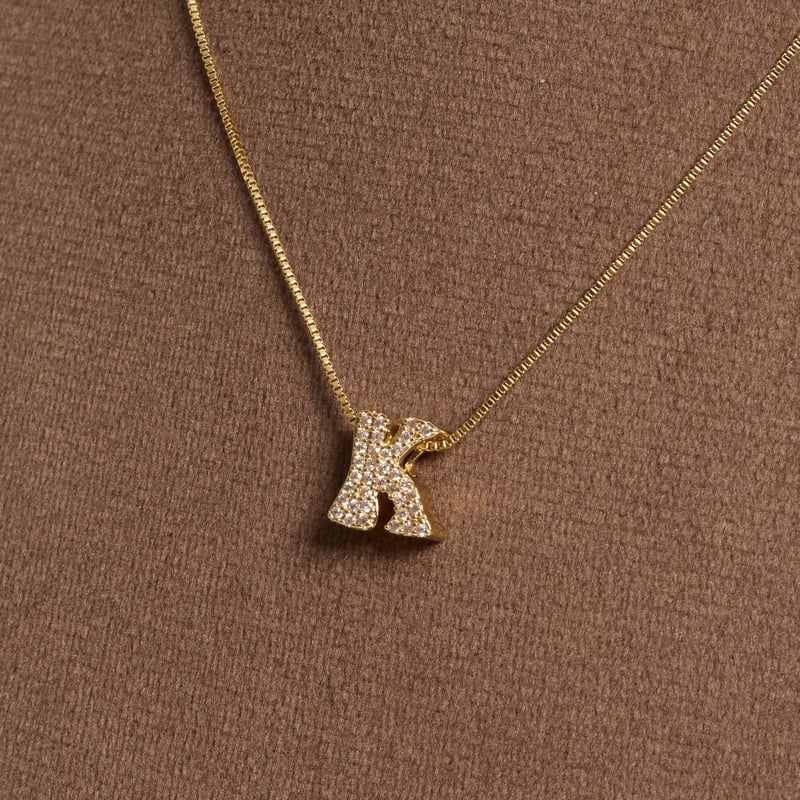 Colar letra K cravejada 11mm 45cm com alongadora