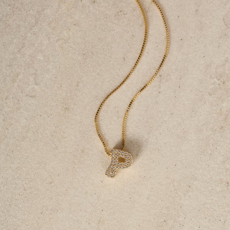 Colar letra P de lado cravejada 11mm 45cm com alongadora