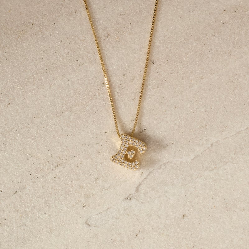 Colar letra E de lado cravejada 11mm 45cm com alongadora