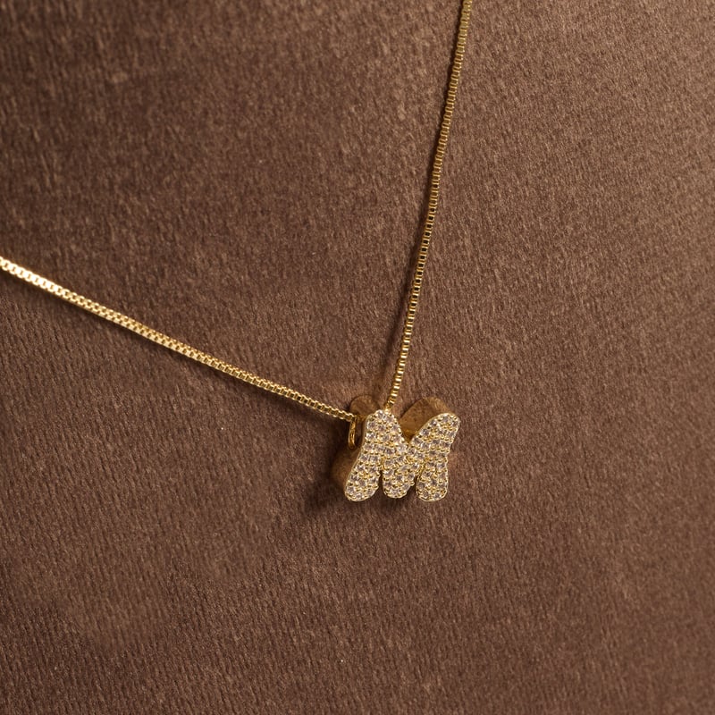 Colar letra M de lado cravejada 12mm 45cm com alongadora