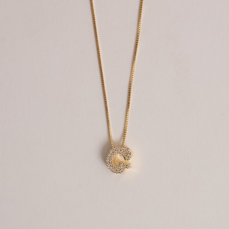 Colar letra G de lado cravejada 11mm 45cm com alongadora
