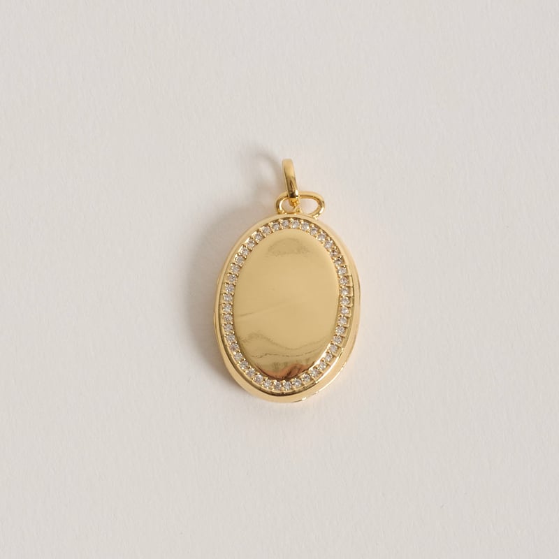 Pingente relicário oval borda cravejada 23mm 