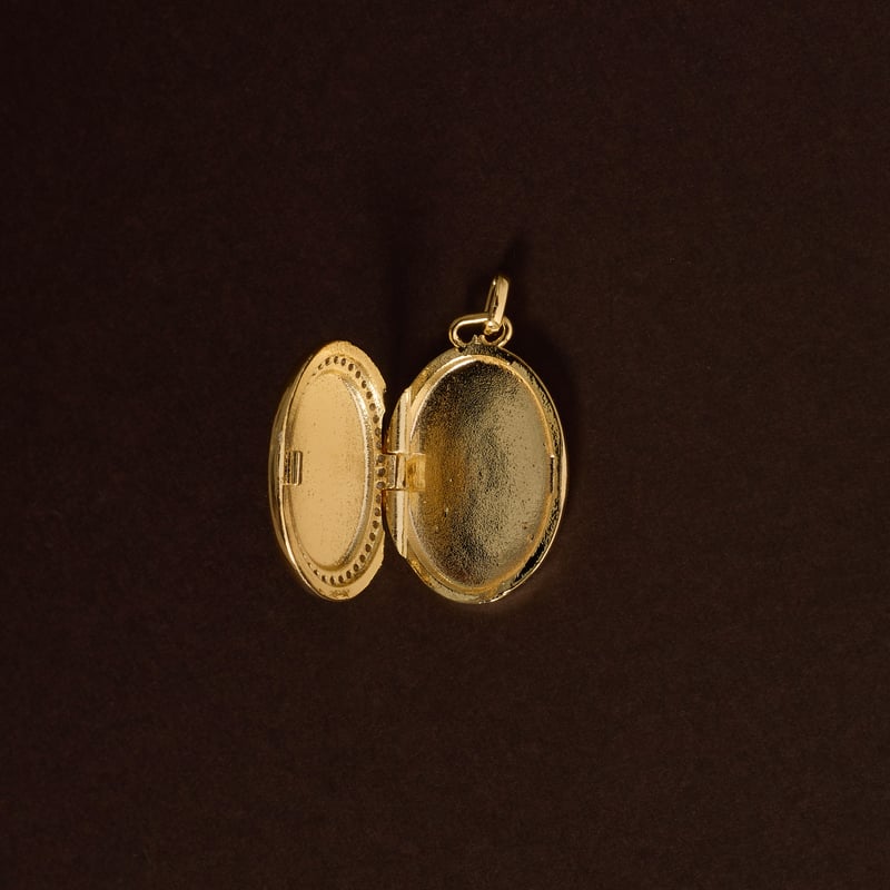 Pingente relicário oval borda cravejada 23mm 