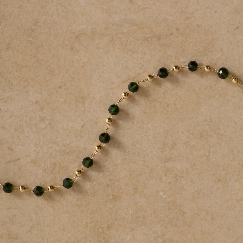 Pulseira entremeios cristais esmeralda e bolas 15cm com alongadora