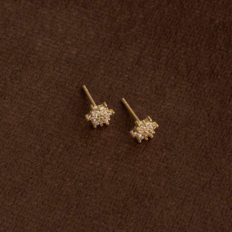 Brinco flor cravejada 6mm