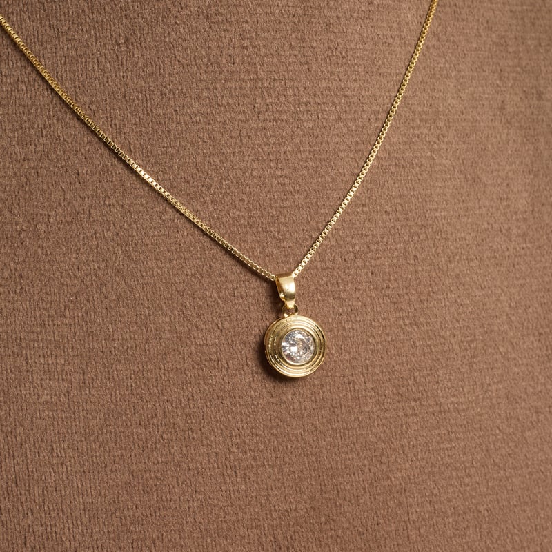 Colar pingente zircônia redonda borda trabalhada 10mm 45cm com alongadora