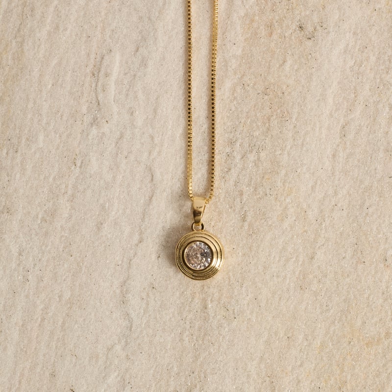 Colar pingente zircônia redonda borda trabalhada 10mm 45cm com alongadora