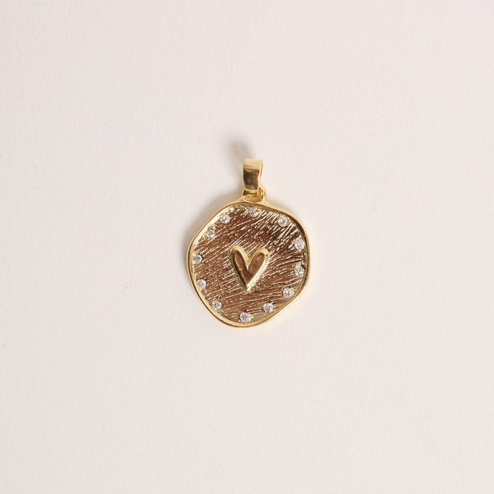 Pingente medalha assimétrica coração borda cravejada 18mm 