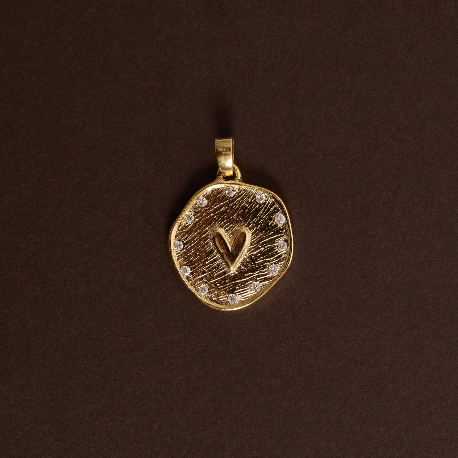 Pingente medalha assimétrica coração borda cravejada 18mm 
