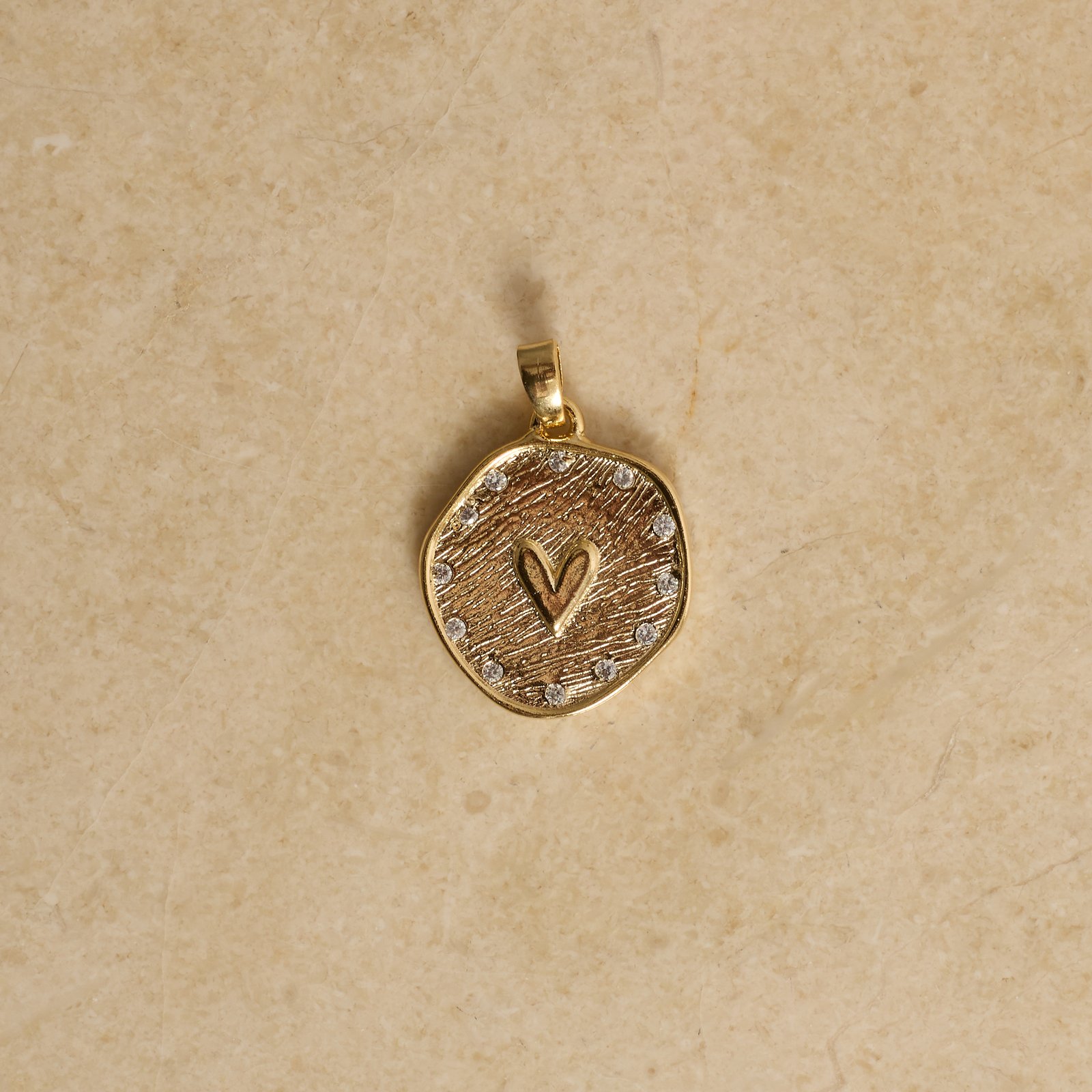 Pingente medalha assimétrica coração borda cravejada 18mm 