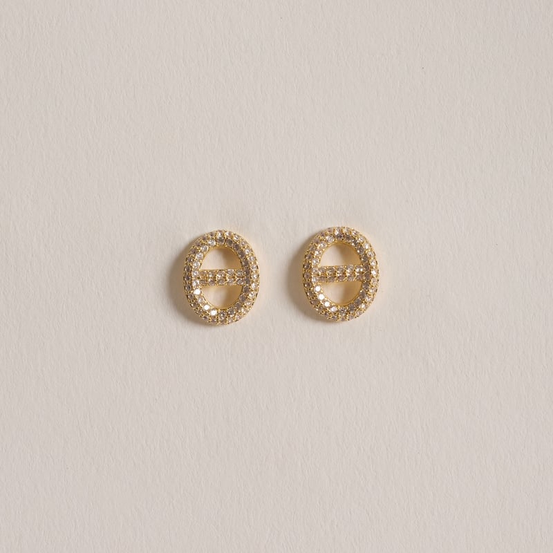 Brinco oval vazado com cravejado 13mm