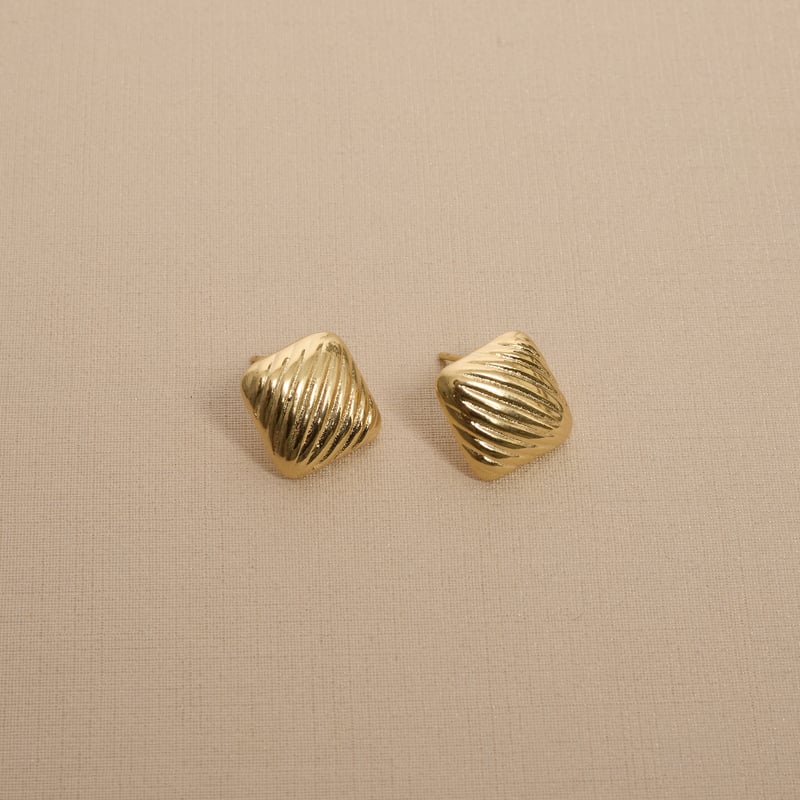 Brinco quadrado riscado 13mm