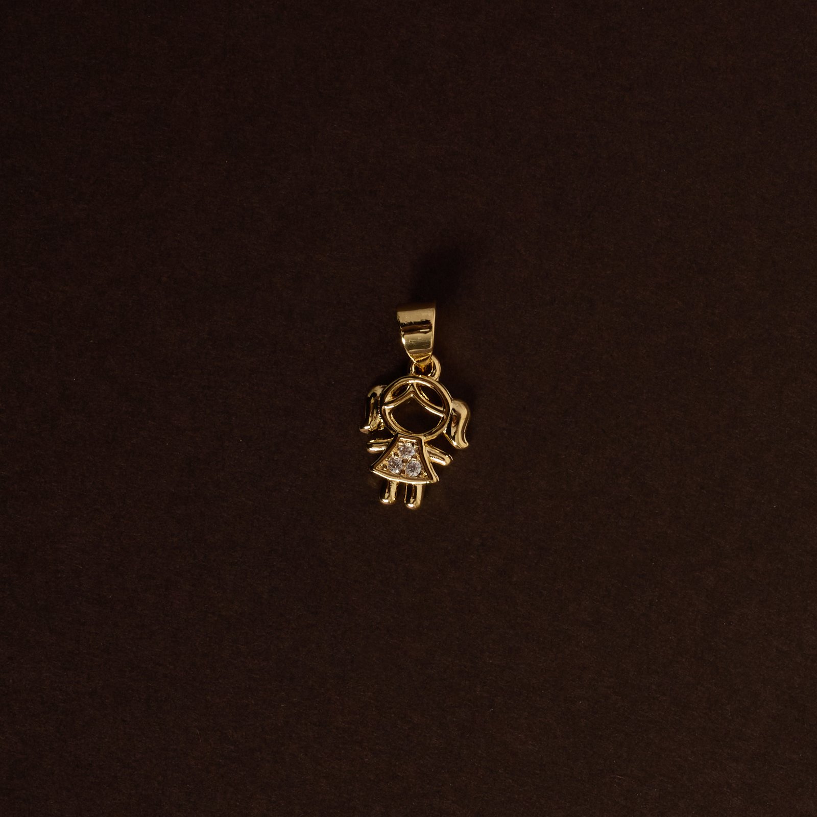 Pingente menina detalhe cravejado 9mm 